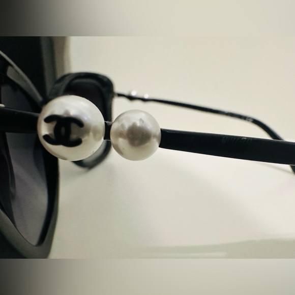 Chanel: Pearl Sunglasses, Square, Black - Picture 6 of 8
